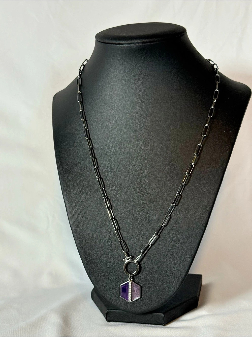 Pendant Necklace in Black & Purple Like New